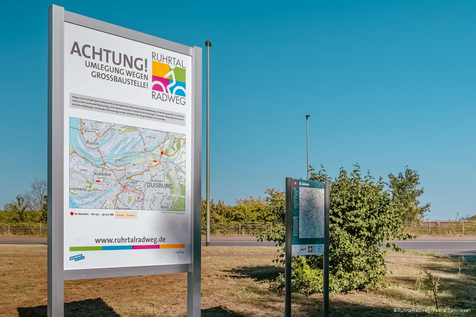Infoschild mit Umleitungshinweis an der Emmericher Straße in Duisburg zum vorübergehenden Endpunkt des RuhrtalRadwegs