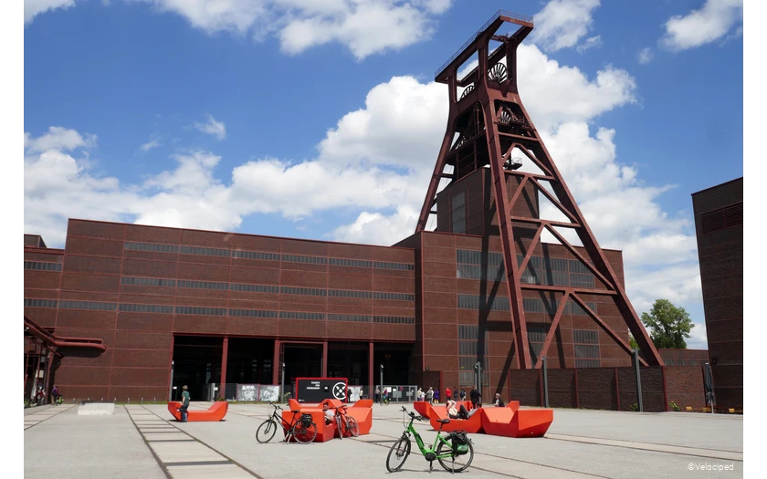 Fahrräder vor der Zeche Zollverein in Essen
