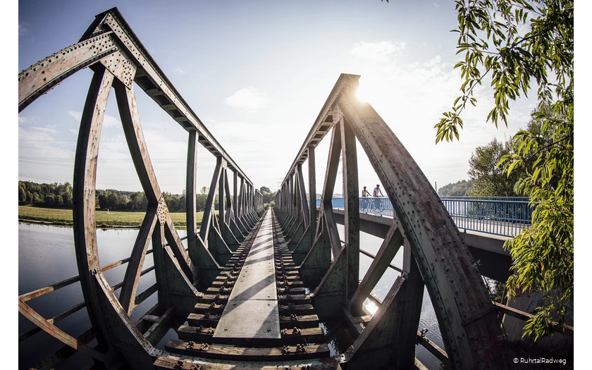 Radfahrer auf der Eisenbahnbrücke in Bochum