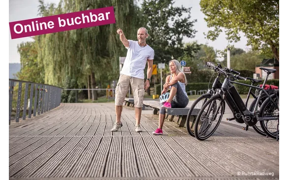 Radfahrer zeigen auf den Harkortsee in Wetter