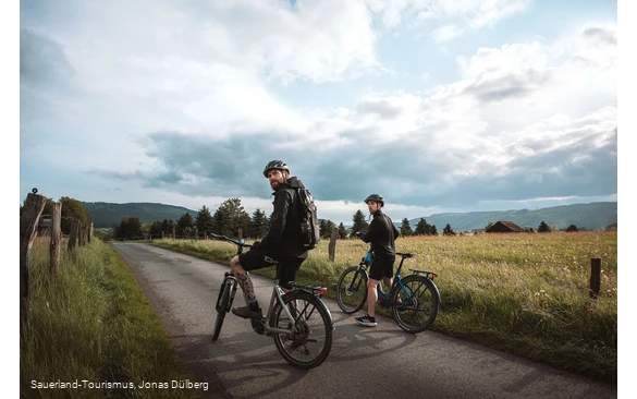 Biker im Feld auf der GeoRadroute Ruhr-Eder