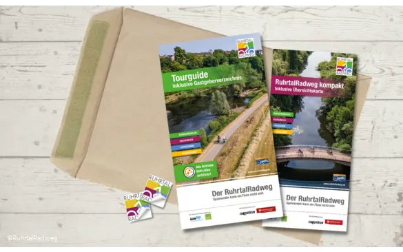 Titelcover der Broschüren und Aufkleber des RuhrtalRadwegs auf einem Briefumschlag