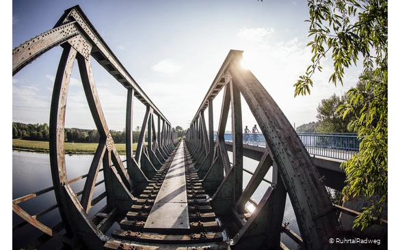 Radfahrer auf der Eisenbahnbrücke in Bochum