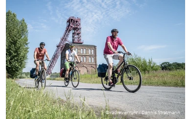 Radfahrer vor der Zeche Sterkrade in Oberhausen