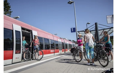 Radfahrer steigen aus der Bahn aus