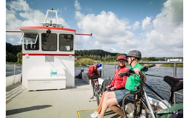 Radfahrer fahren auf der RuhrtalFähre Hardenstein über die Ruhr