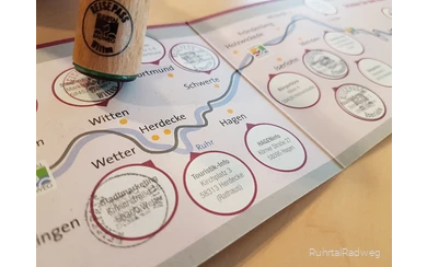 Ein Stempelpass zum RuhrtalRadweg wird gestempelt