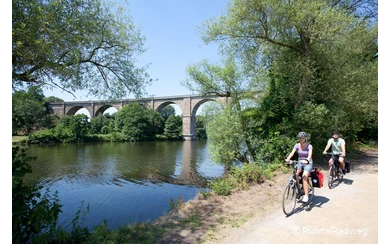 Radfahrer vor dem Ruhrviadukt in Herdecke