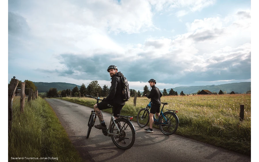 Biker im Feld auf der GeoRadroute Ruhr-Eder