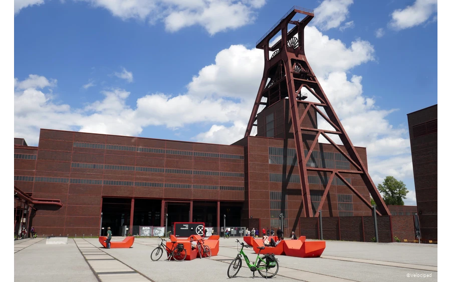 Fahrräder vor der Zeche Zollverein in Essen