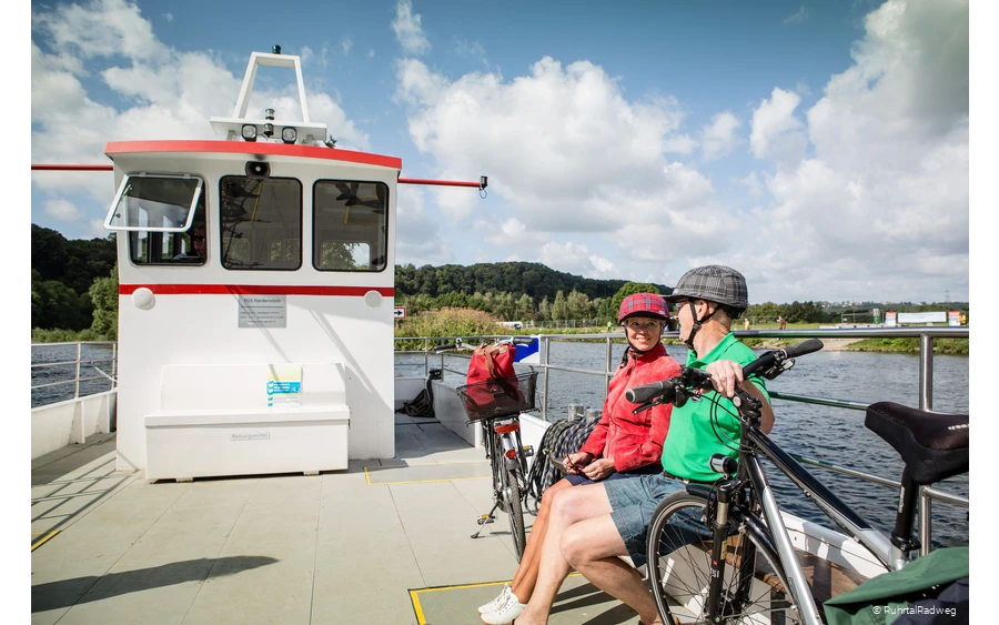 RuhrtalFähre Hardenstein Radfahrer fahren auf der RuhrtalFähre Hardenstein über die Ruhr