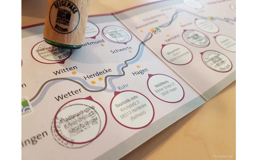 Ein Stempelpass zum RuhrtalRadweg wird gestempelt