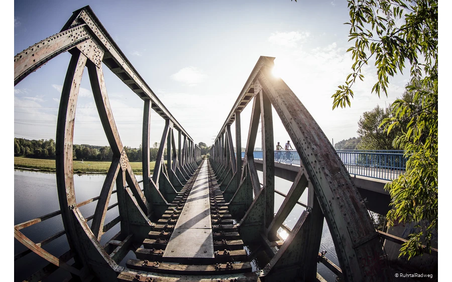 Radfahrer auf der Eisenbahnbrücke in Bochum