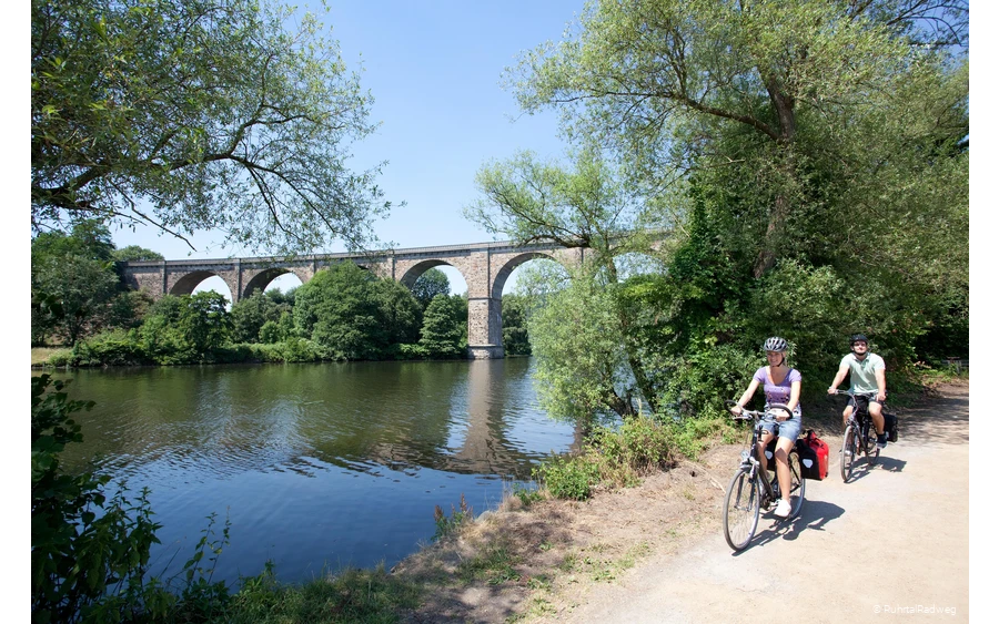 Radfahrer vor dem Ruhrviadukt in Herdecke