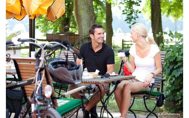 Paar trinkt Kaffee während einer Fahrradtourpause