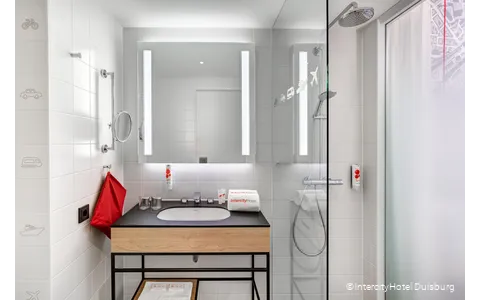 Badezimmer des IntercityHotels in Duisburg