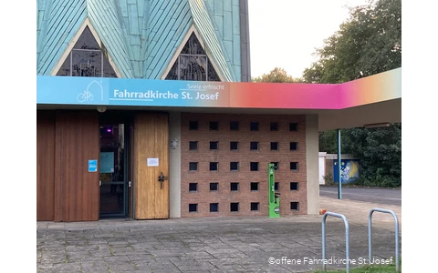 Der Eingang der offenen Fahrradkirche St. Josef in Fröndenberg