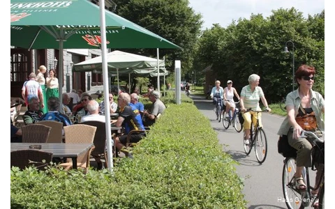 Radfahrende vor dem Haus Oveney in Bochum