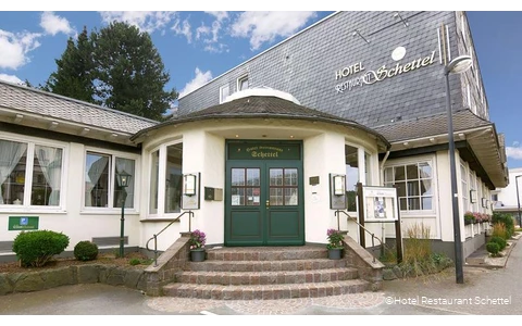 Außenansicht des Hotels Restaurant Schettel in Olsberg