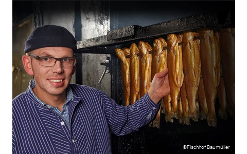 Frank Baumüller mit geräuchertem Fisch im Fischhof Baumüller in Wickede (Ruhr)