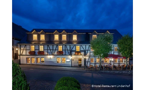 Außenansicht des Hotel-Restaurant Lindenhof in Meschede am Abend