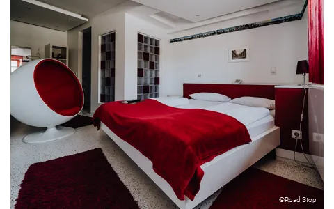 Themenzimmer "Los Angeles White Room" im Road Stop Dortmund