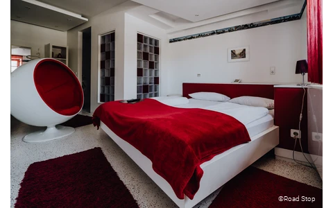 Themenzimmer "Los Angeles White Room" im Road Stop Dortmund