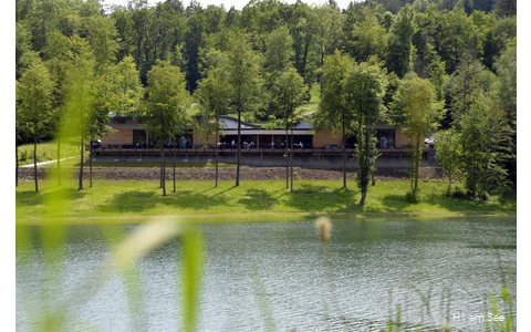 Blick auf das H1 am See in Meschede am Hennesee