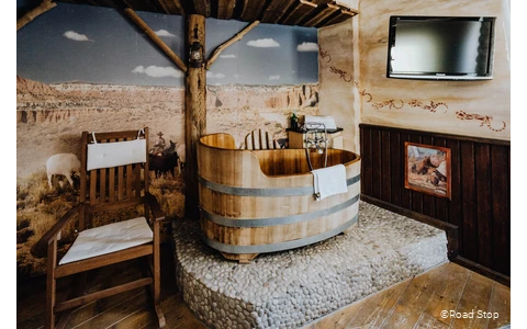 Themenzimmer "Jim Beam Log Cabin" im Road Stop Dortmund