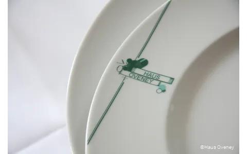 Teller mit Logo im Haus Oveney in Bochum