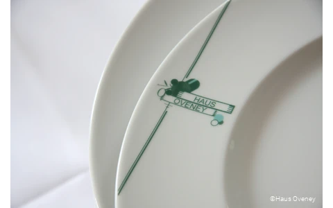 Teller mit Logo im Haus Oveney in Bochum