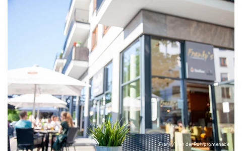 Außenansicht des Franky´s an der Ruhrpromenade in Mülheim an der Ruhr