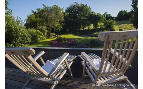 Gartenansicht vom Balkon des Hotels Waldhaus Föckinghausen in Bestwig