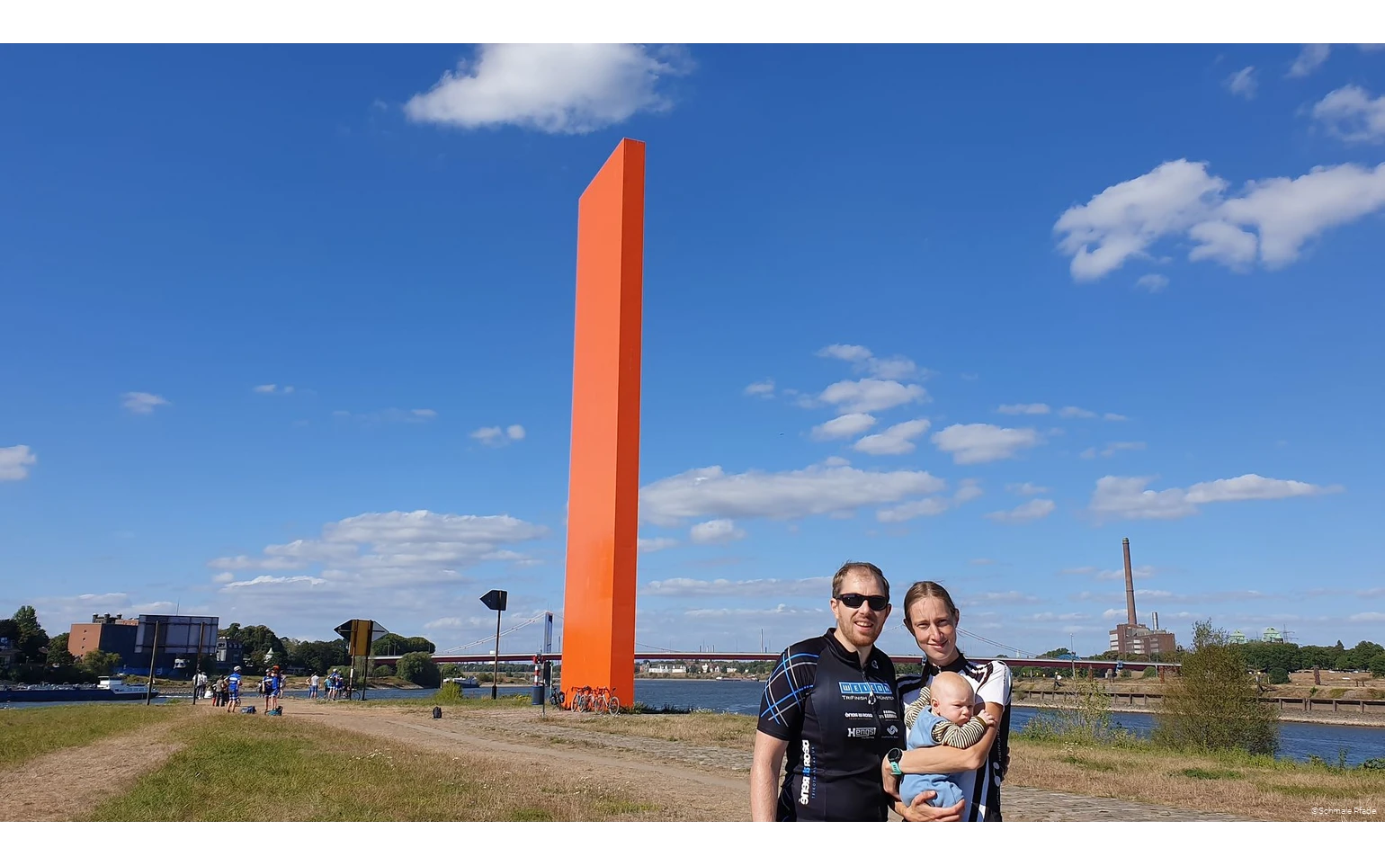 Svenja vom Blog "Schmale Pfade" mit Familie inklusive Baby vor der Rheinorange in Duisburg