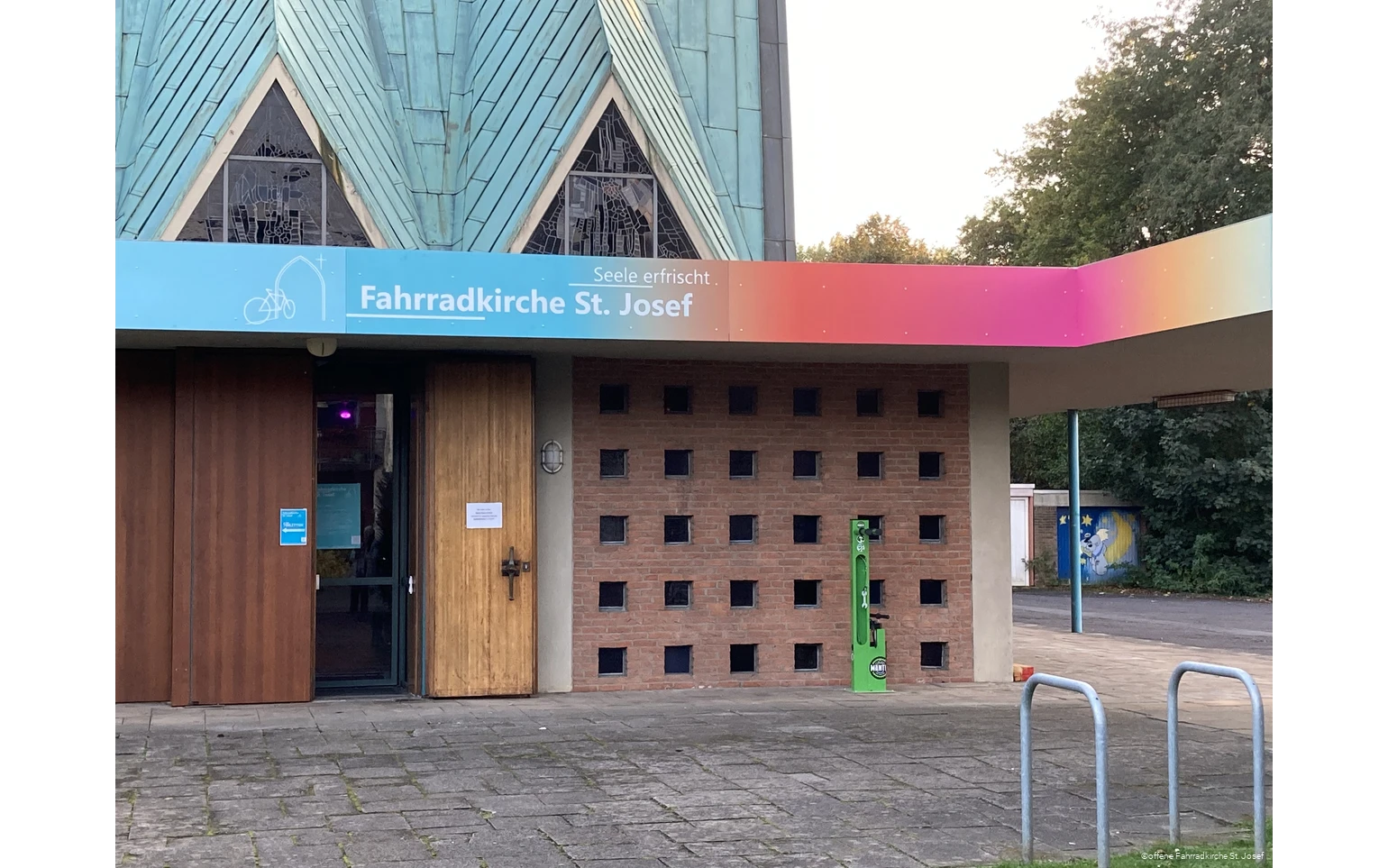 Der Eingang der offenen Fahrradkirche St. Josef in Fröndenberg