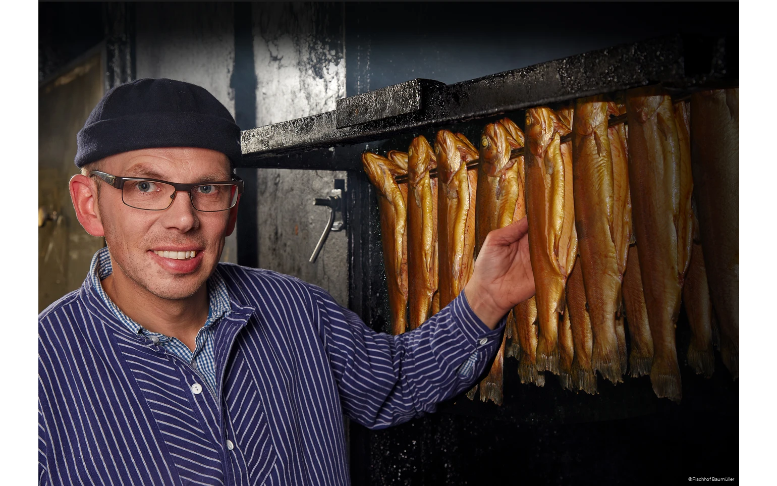 Frank Baumüller mit geräuchertem Fisch im Fischhof Baumüller in Wickede (Ruhr)