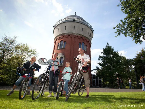 Familie vor Camera Obscura in Mülheim