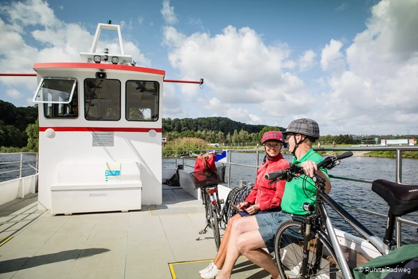 Radfahrer fahren auf der RuhrtalFähre Hardenstein über die Ruhr