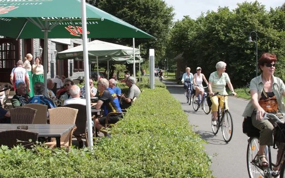 Radfahrende vor dem Haus Oveney in Bochum