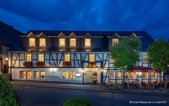 Außenansicht des Hotel-Restaurant Lindenhof in Meschede am Abend