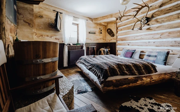 Themenzimmer "Jim Beam Log Cabin" im Road Stop Dortmund