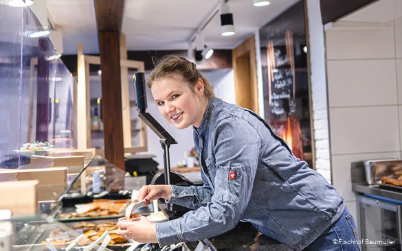 Innenbereich mit Fischauslage im Fischhof Baumüller in Wickede (Ruhr)