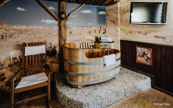 Themenzimmer "Jim Beam Log Cabin" im Road Stop Dortmund