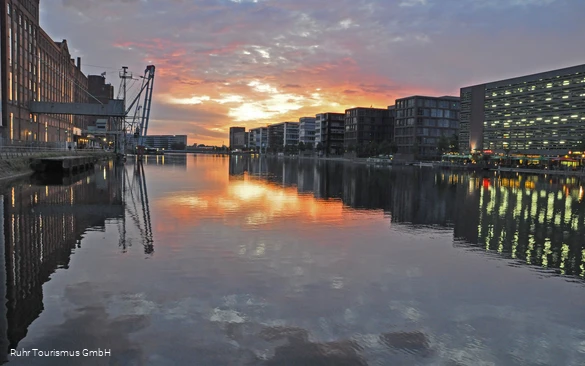Duisburg Innenhafen Abendstimmung.JPG