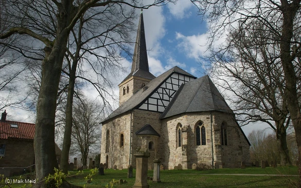 StiepelerDorfkirchemitFriedhof.jpg