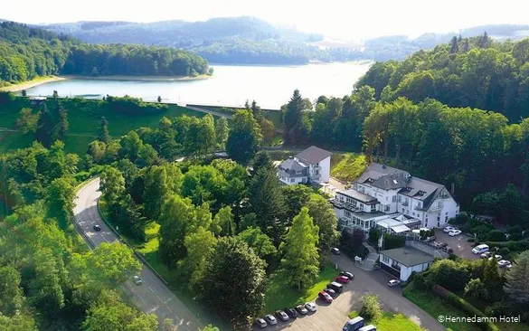 Das Hennedamm Hotel in Meschede von oben