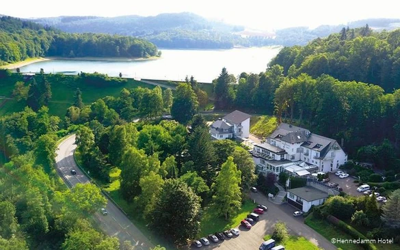 Das Hennedamm Hotel in Meschede von oben