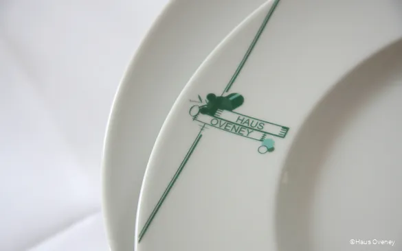Teller mit Logo im Haus Oveney in Bochum