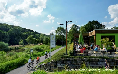Radfahrer vor dem R-Café in Arnsberg-Neheim