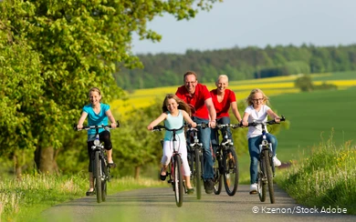 Radfahrende Familie